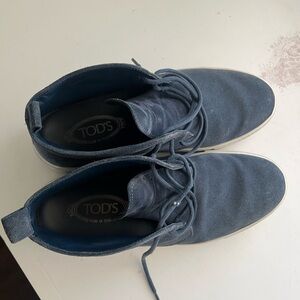 Tod's Men's Chukka Boots in Blue Suede